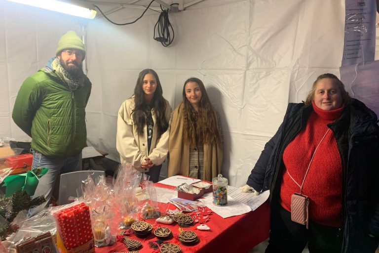 Lors du marché de Noël. De g. à dr. Pierre Gauthier, Lucie et Elina, et une maman bénévoles.