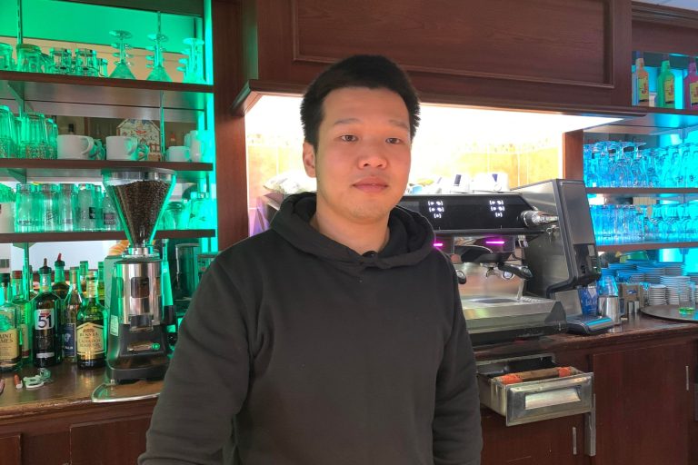 Zhi Chao Wu est le nouveau propriétaire du Globe-Trotteur à Château-du-Loir, dans la Sarthe.